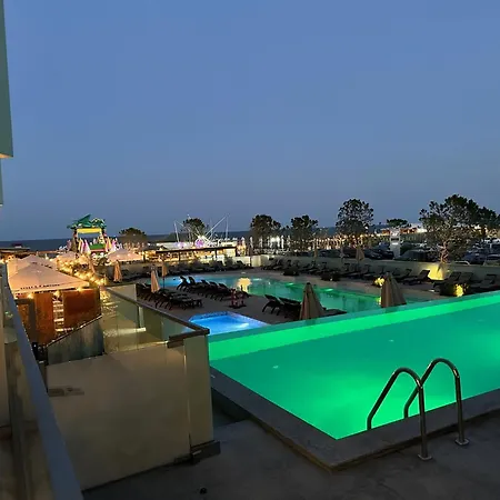 アパート Aqua Infinity- Pool & ナボダリ