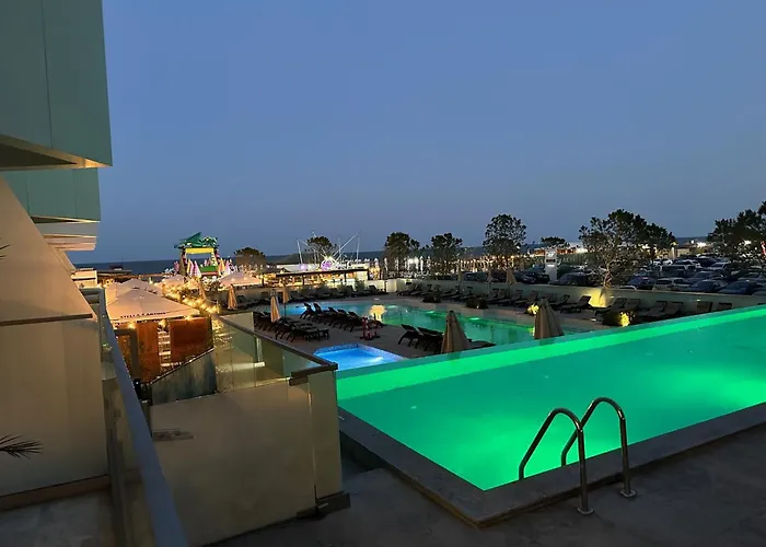 アパート Aqua Infinity- Pool & ナボダリ